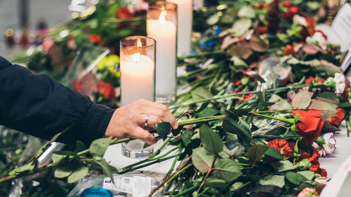 Что сейчас происходит у "мемориала" погибшему экипажу Boeing-737 в "Борисполе": репортаж с аэропорта