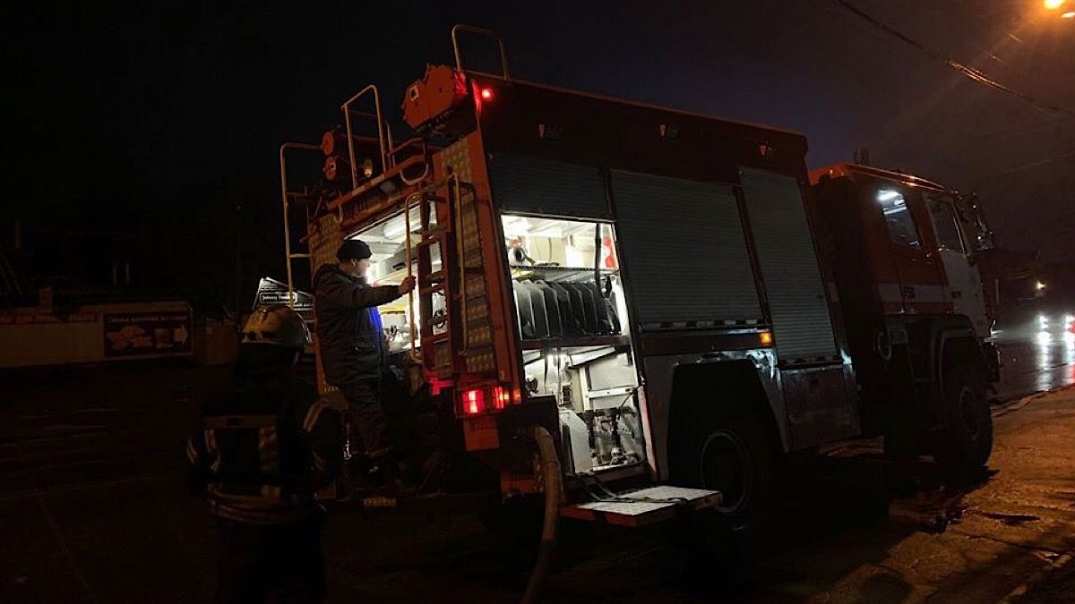 В Киеве на Воздвиженке загорелся автомобиль Toyota