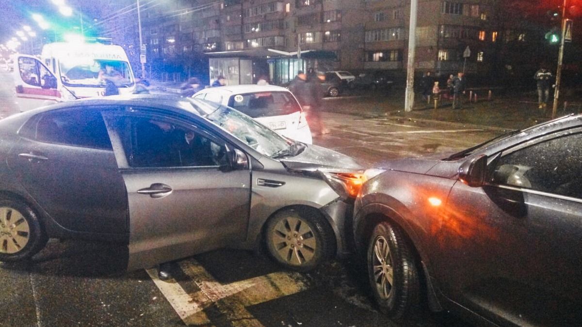 В Киеве KIA насмерть сбила мужчину и протаранила встречные машины: видео момента аварии