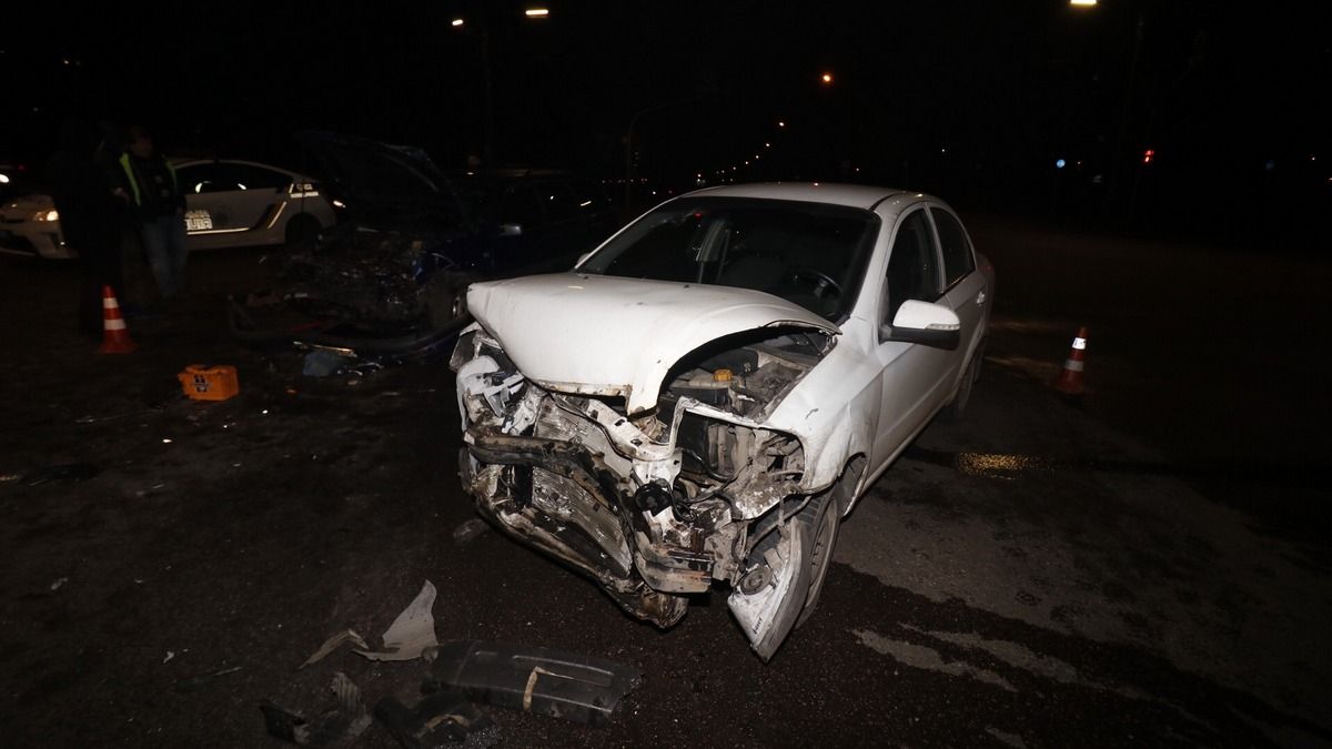 В Киеве на улице Бальзака лоб в лоб столкнулись ZAZ и Volkswagen