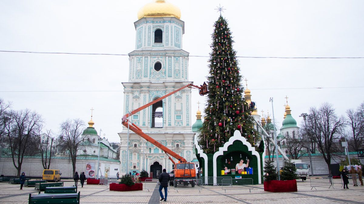 В центре Киева демонтируют новогодний городок: как выглядит Софийская площадь сейчас