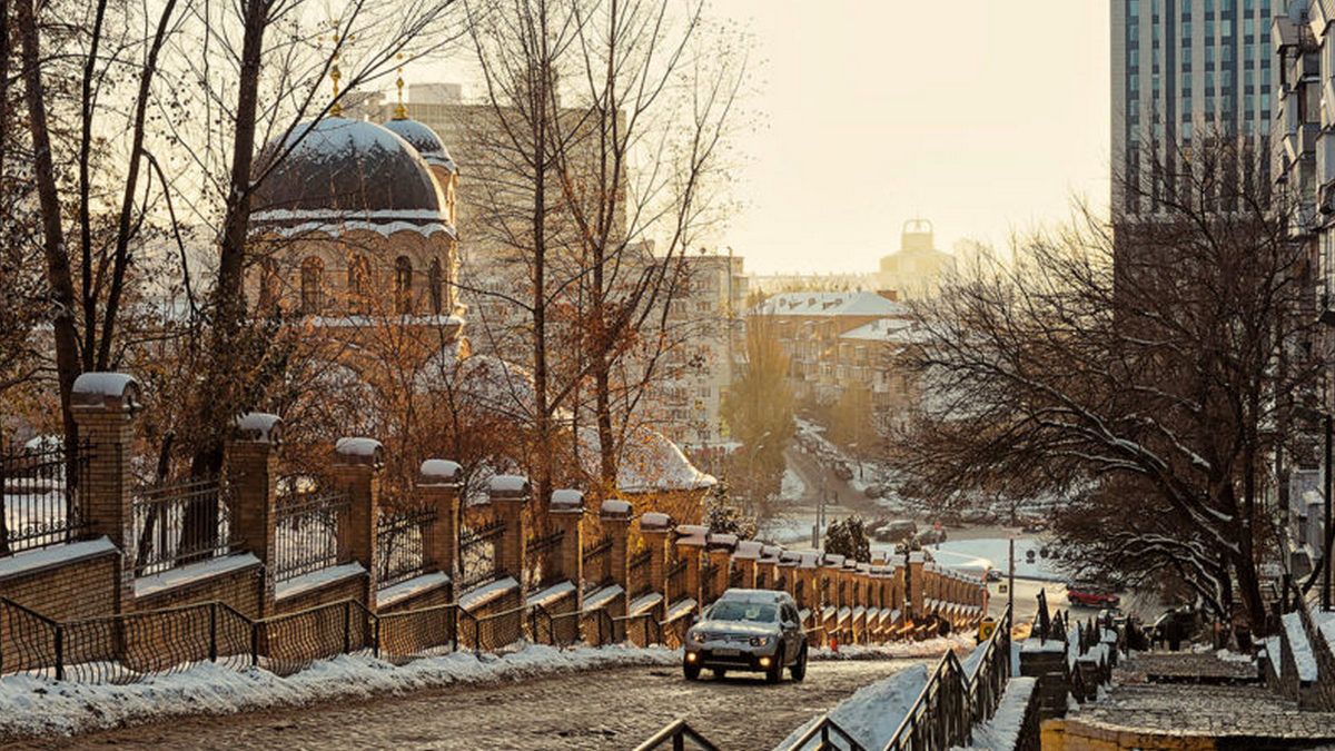 В Киеве опасный спуск на Шелковичной станет односторонним