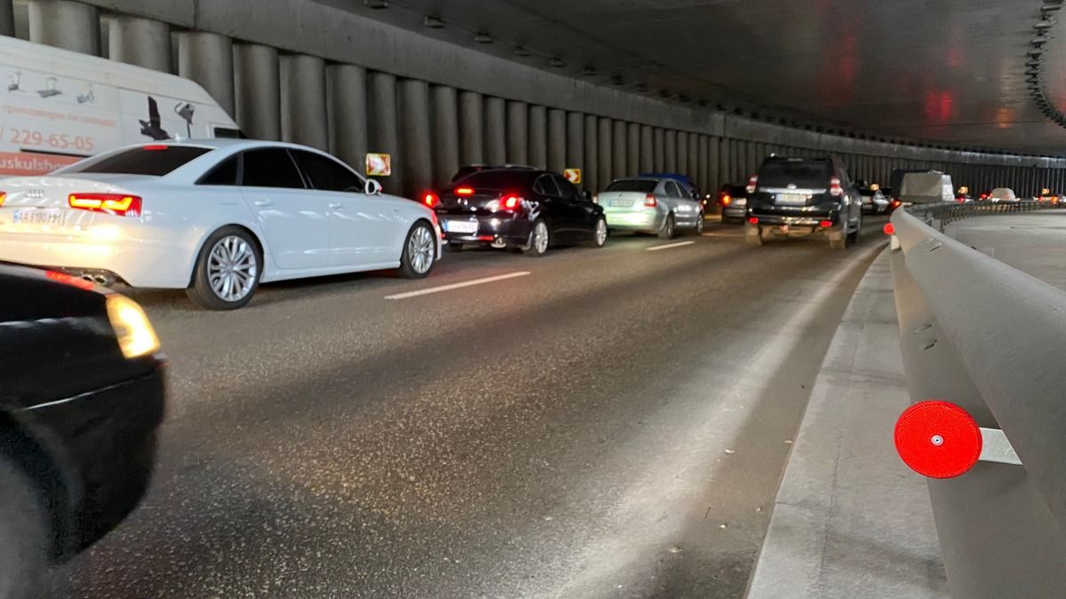 В Киеве в тоннеле на Почтовой площади появились светоотражатели: водители требуют от Кличко больше света