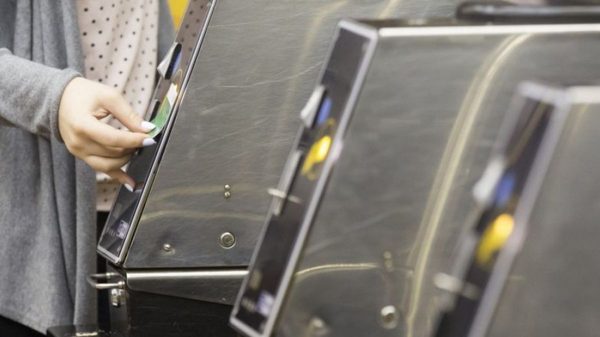 В метро Киева заменят турникеты, которые бьют пассажиров: на каких станциях