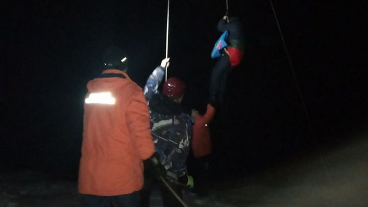 В Карпатах на подъемнике застряли больше 30 человек: среди них были дети