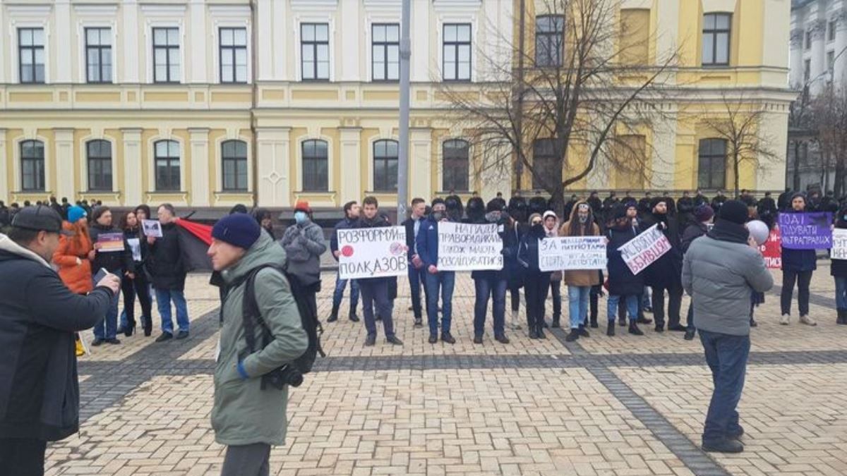 В Киеве на Михайловской площади парни в балаклавах кидали в митингующих камни, петарды и яйца: 11 человек задержали