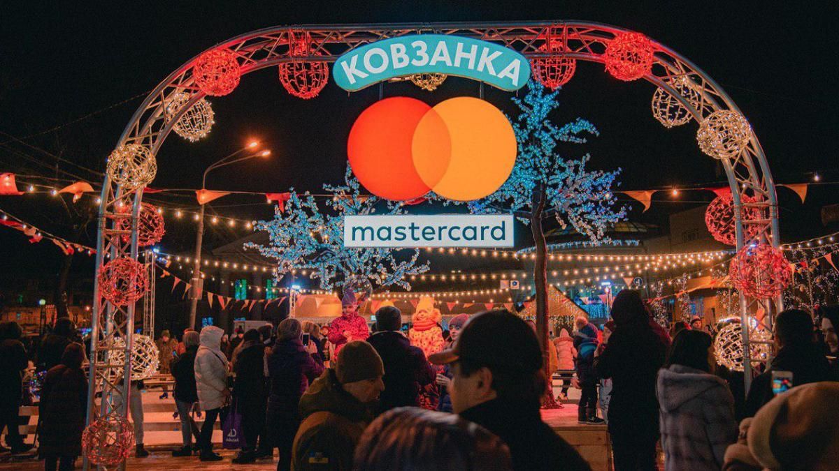 Каток на Контрактовой площади в Киеве продлит свою работу