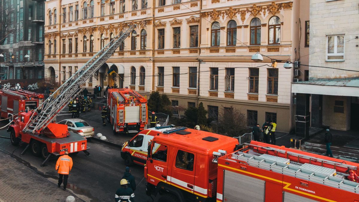 До приезда пожарных людей спасали нацгвардейцы: подробности пожара в Минкульте