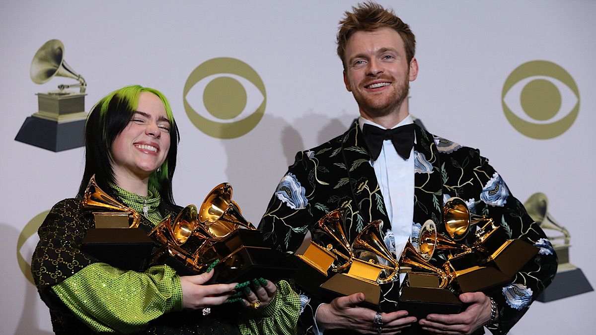 Онлайн-сервис для мониторинга коронавируса, победа Билли Айлиш на Грэмми и крушение самолета в Афганистане: ТОП новостей дня