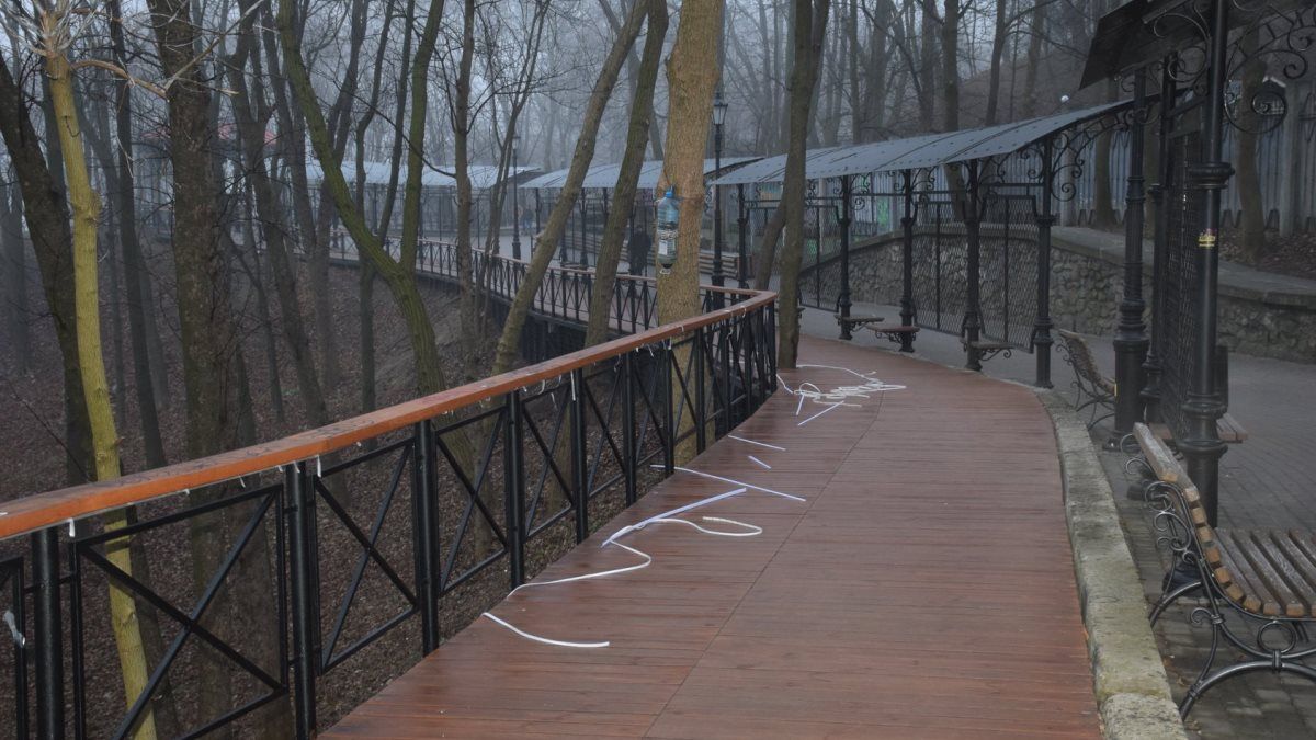 В Киеве на Аллее художников вандалы вырвали с перил подсветку