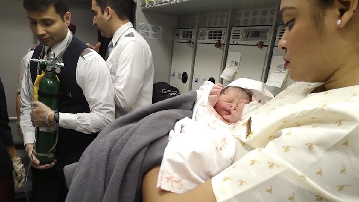 МАУ вывезла из Китая всех украинцев, украинка приняла роды в самолете, а в Бельгии массовое ДТП: ТОП новостей дня