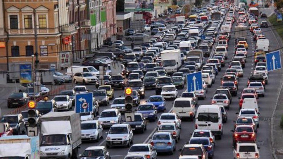 130 футбольных матчей или 57 связанных шапок: сколько времени жители Киева проводят в пробках