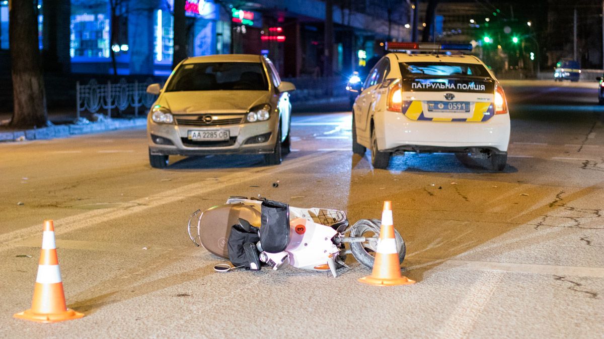 В Киеве Opel сбил доставщика Uber Eats на мопеде