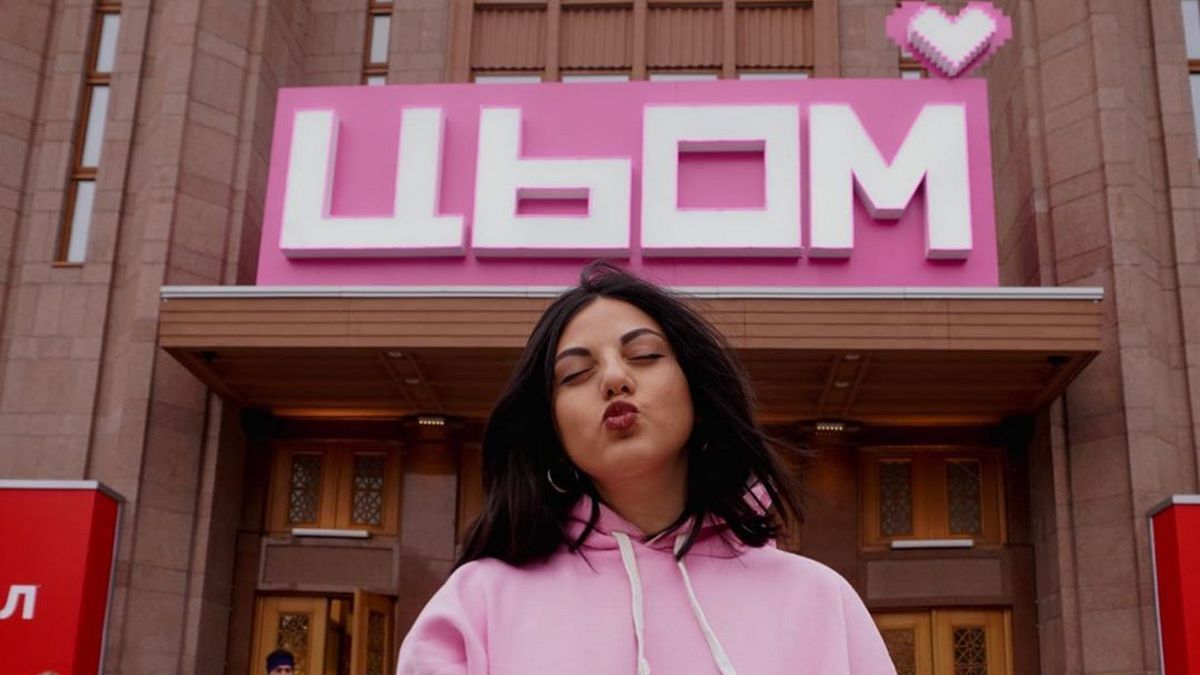 В Киеве на Крещатике вместо ЦУМа появился "ЦЬОМ"