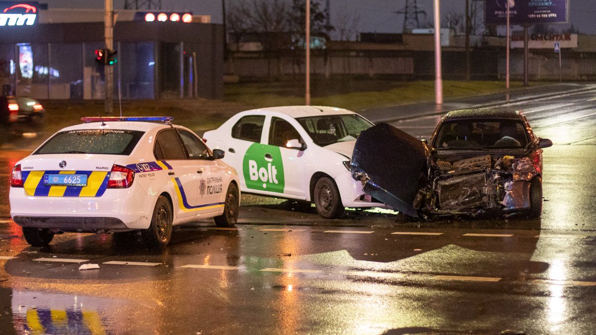 В Киеве на Минском массиве столкнулись три автомобиля: у одной машины оторвало колесо