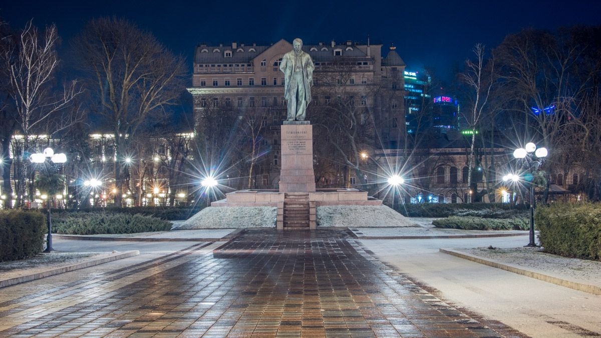 Особый взгляд: как укрытый снегом парк Шевченко в Киеве выглядит на рассвете