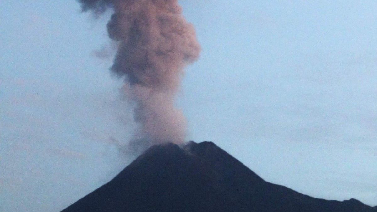 В Индонезии проснулся вулкан, в Ужгороде в карантин поместили китайца, а Украина хочет присоединиться к миссии НАТО: ТОП новостей дня