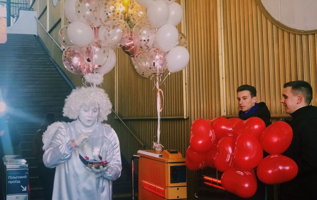 В День всех влюбленных жители столицы катались на фуникулере за объятия и поцелуи