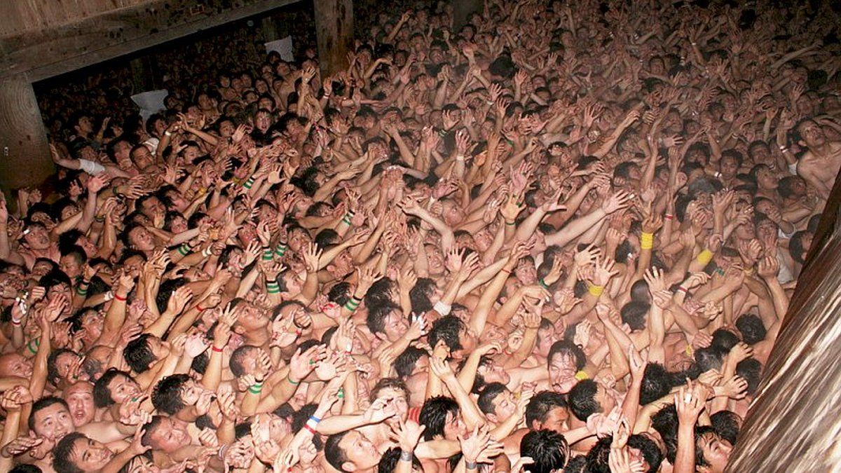 В Японии прошел "Голый фестиваль", воинское приветствие "Слава Украине" закрепят приказом, а украинцев с симптомами коронавируса не будут эвакуировать: ТОП новостей дня