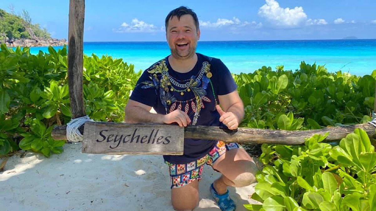 Изгоревался на Сейшелах: экс-глава ОП Богдан зовет к себе "девочек"