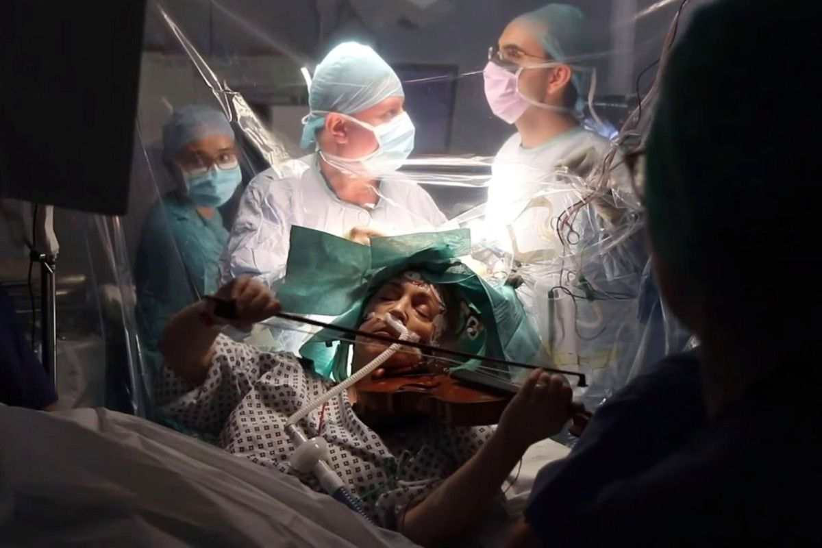 Путин уволил Суркова, британка играла на скрипке во время удаления опухоли мозга, а в Таиланде стрельба: ТОП новостей дня