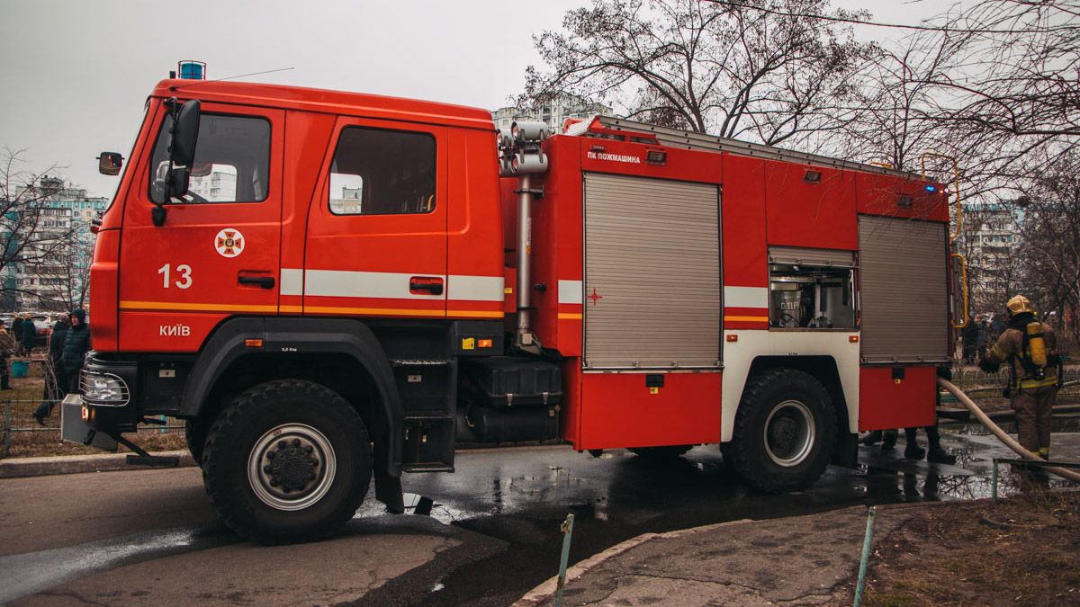 В Киеве на Гната Юры горела исполнительная служба: людей эвакуировали через окна