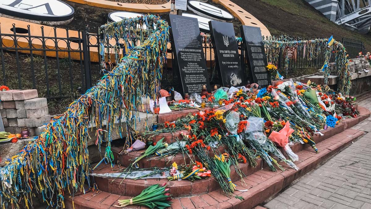 Одинокие плакали и молчали, а школьники принесли цветы: что сегодня происходило на Аллее Небесной Сотни