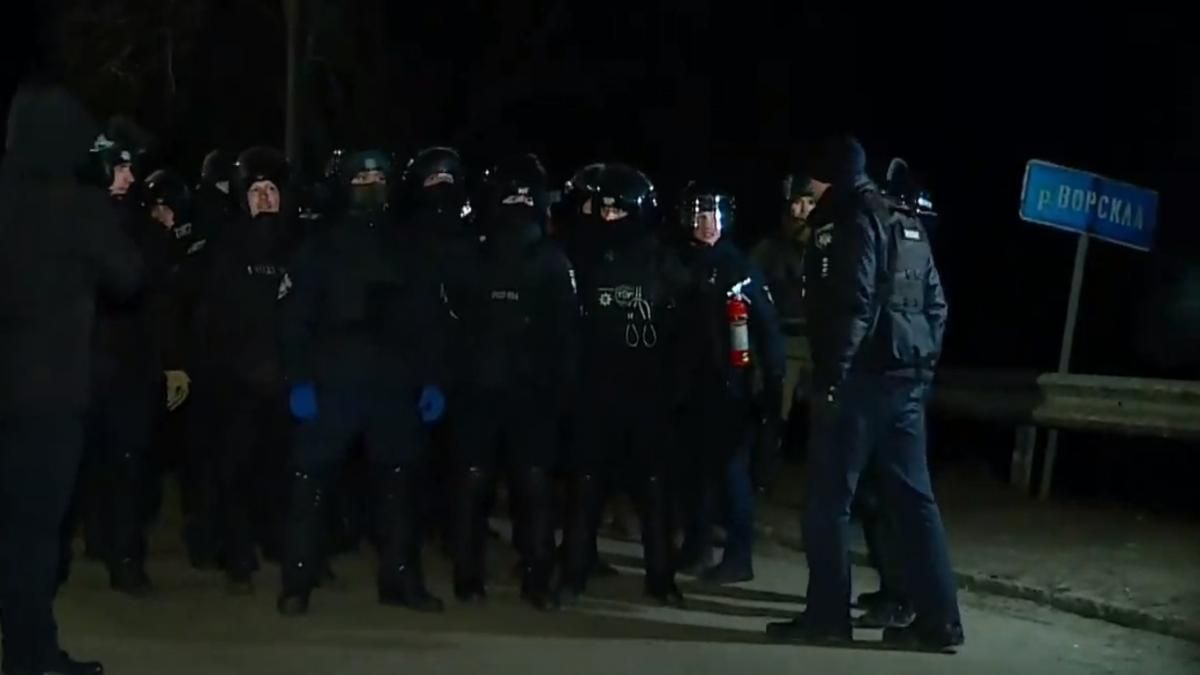 В Новых Санжарах силой расчистили дороги и ждут приезда украинцев из Уханя