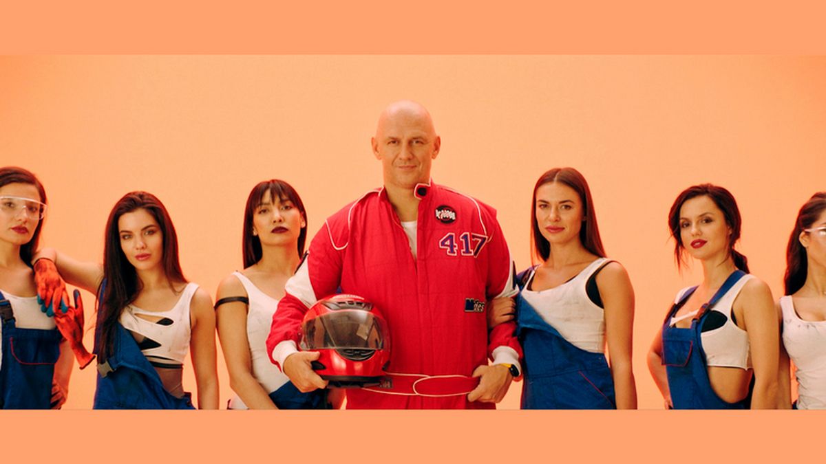 Mozgi выпустили клип на песню "Девчонка", где поменялись местами с сексуальными девушками: видео