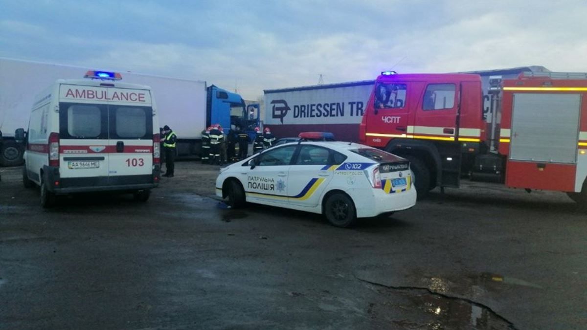 В Киеве мужчину насмерть придавило кабиной фуры