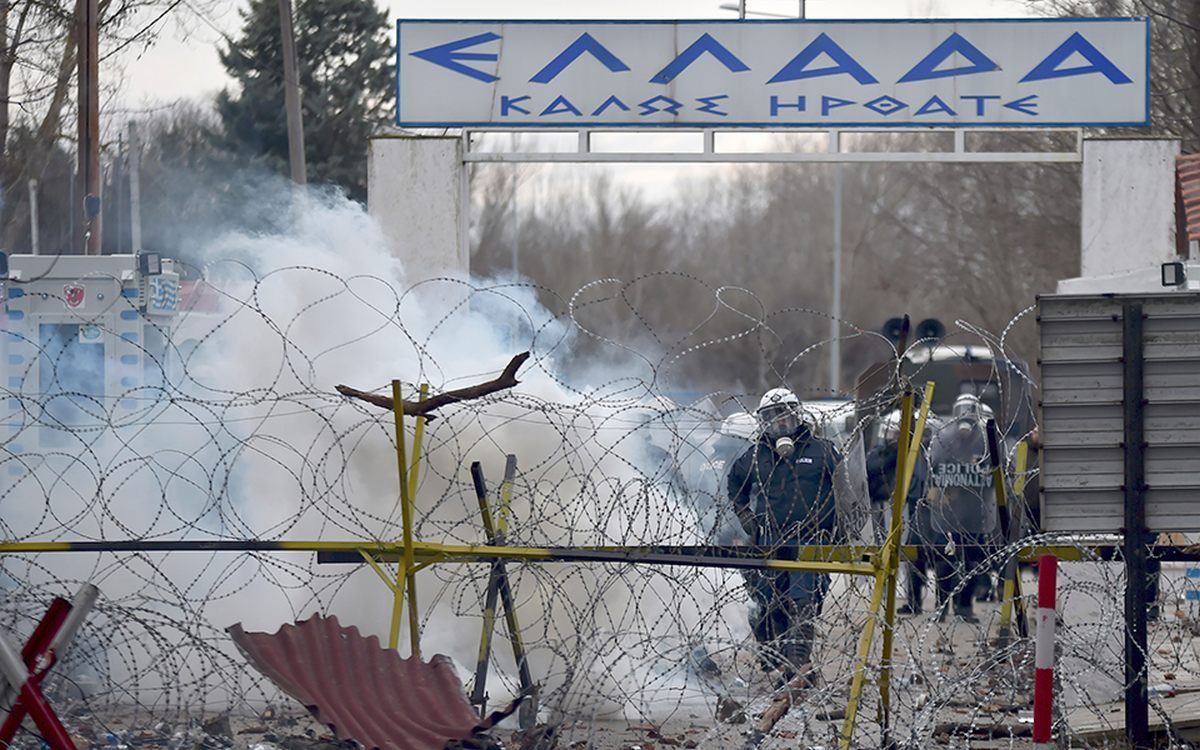 Поджог больницы из-за коронавируса в Иране, стычки полиции и мигрантов в Греции и историческое соглашение США и "Талибана": ТОП новостей дня