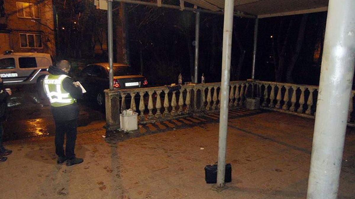 В Киеве мужчина ударил нового знакомого ножом в грудь