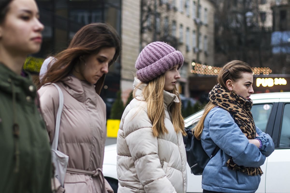 Пасмурная столица в лицах: как жители Киева спешат по делам в будничное утро