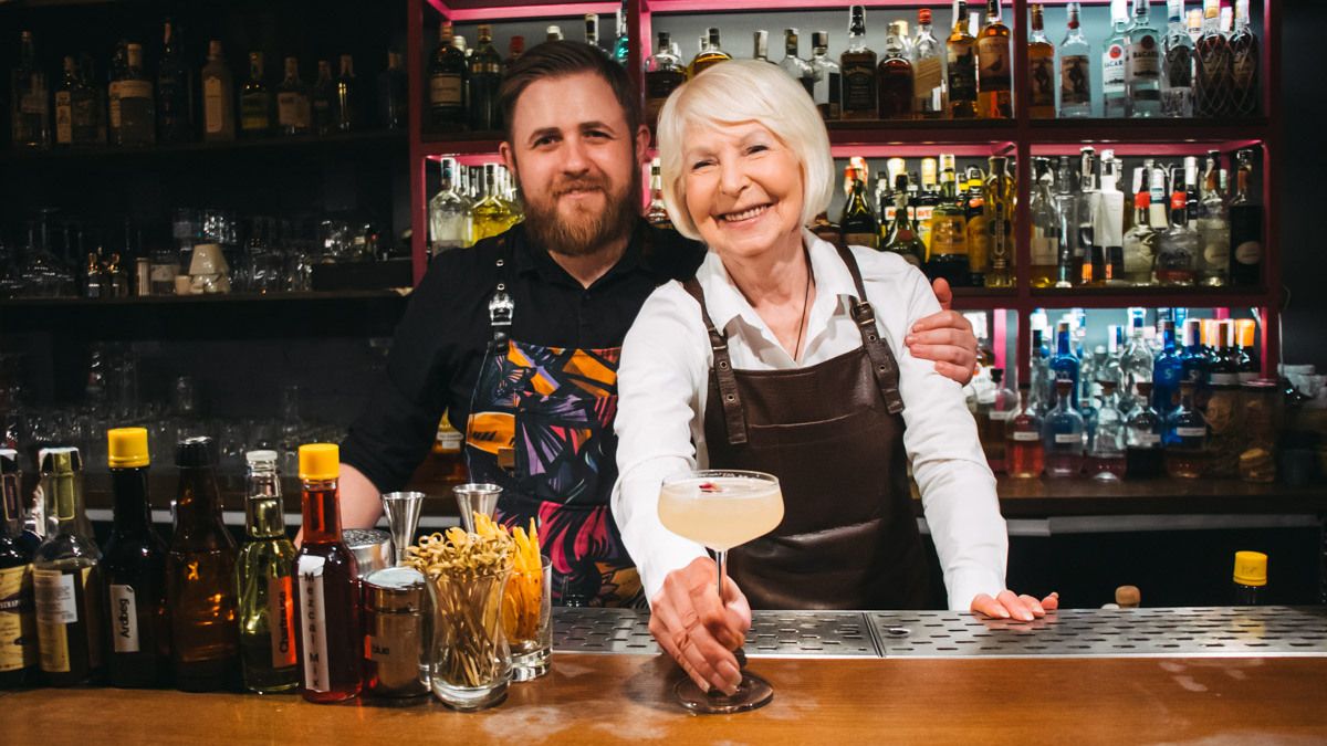 Как 69-летняя модель Любаша стала барменом в киевском Pink Freud