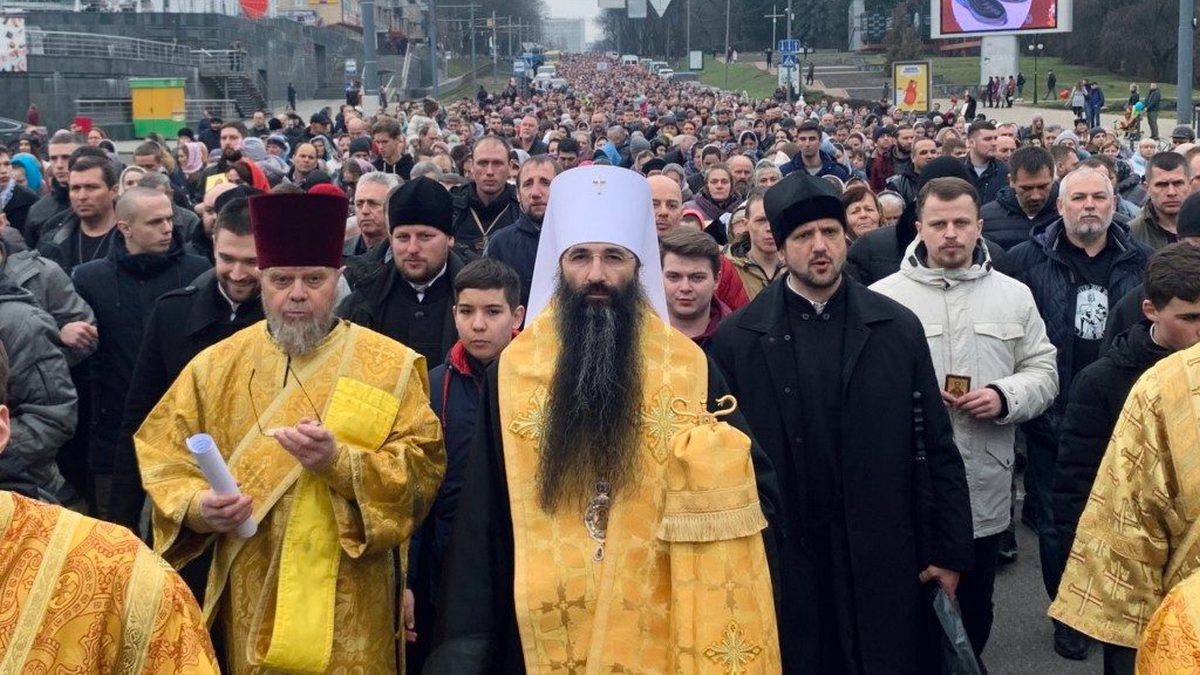 Крестный ход против коронавируса в Виннице, сексуальные танцы в Херсонской ОГА и сразу два "президента" в Афганистане: ТОП новостей дня