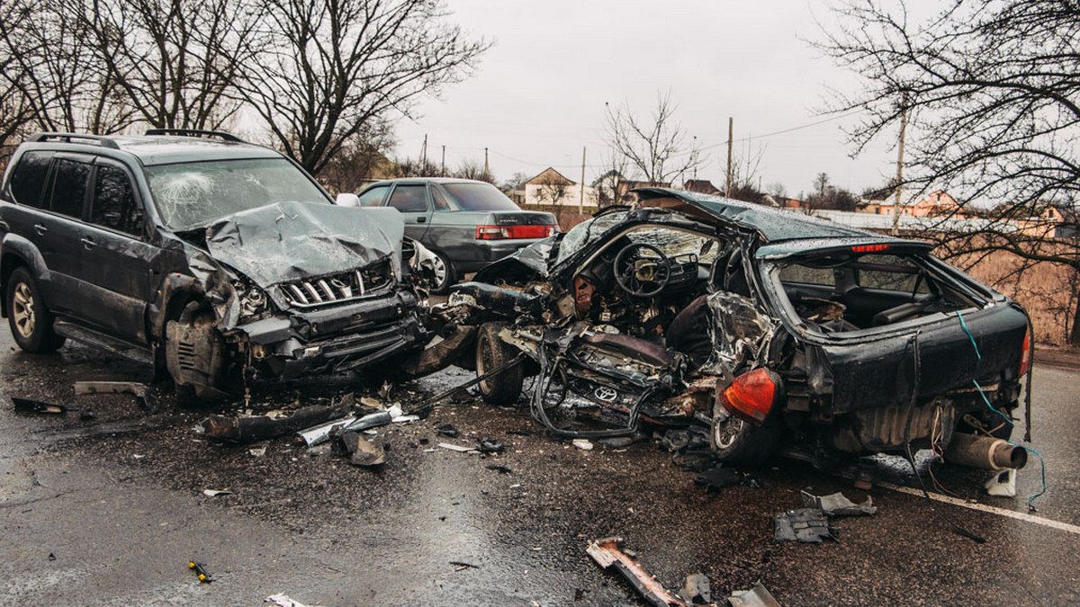 Под Киевом Honda боком влетела в Toyota: тело водителя Civic вырезали спасатели