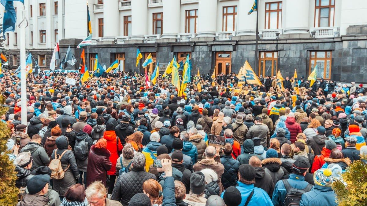 В Киеве тысячи добровольцев вышли на митинг, Билл Гейтс уходит из Microsoft, а Apple закрывает все магазины за пределами Китая: ТОП новостей дня