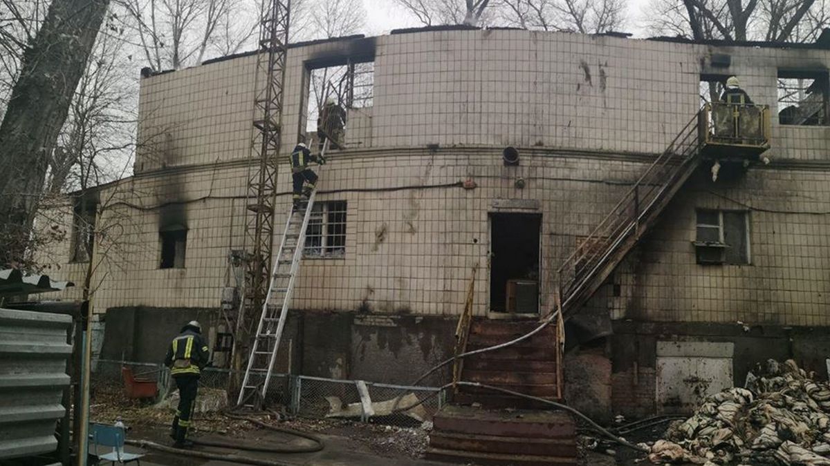 В Киеве сгорела брошенная база отдыха: погибли мужчина и женщина