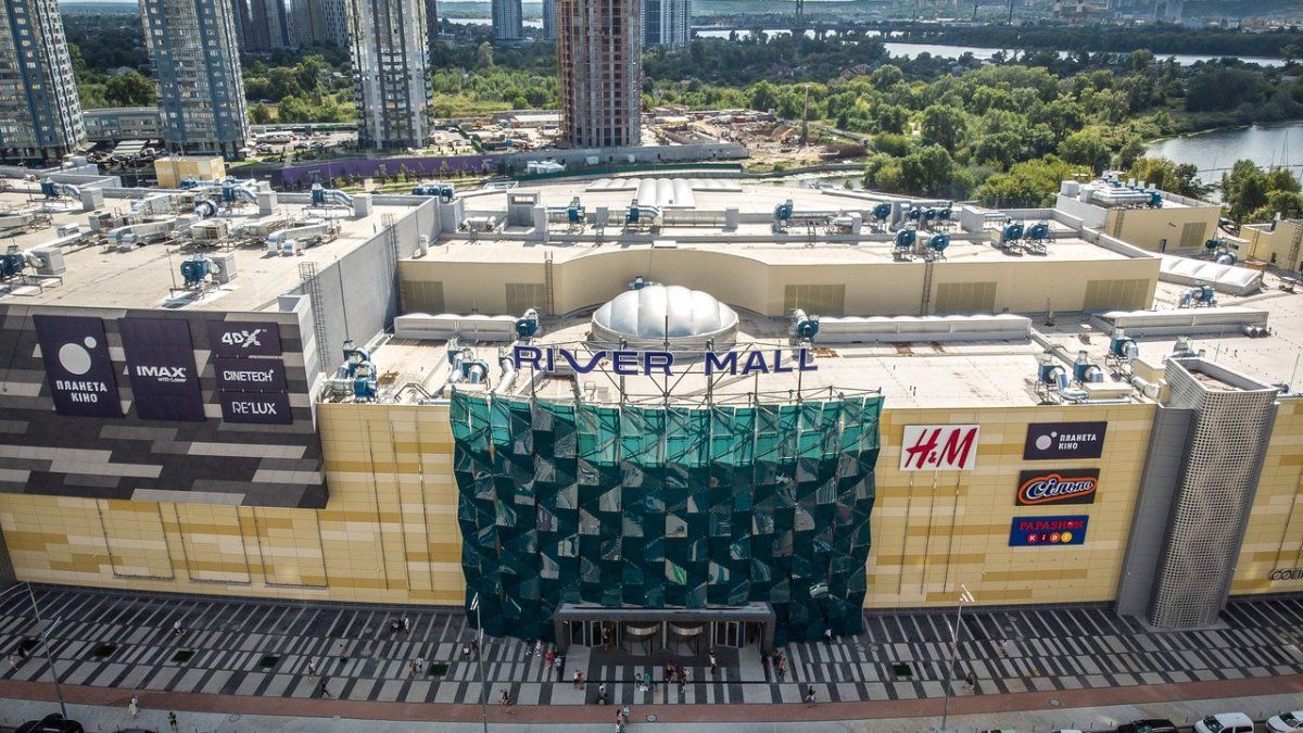 В Киеве горело здание ТРЦ River Mall
