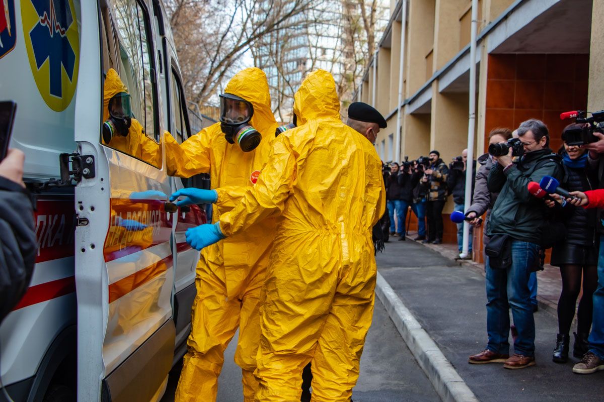 Еще 10 мужчин и 9 женщин в Киеве заболели коронавирусом: новые данные по COVID-19