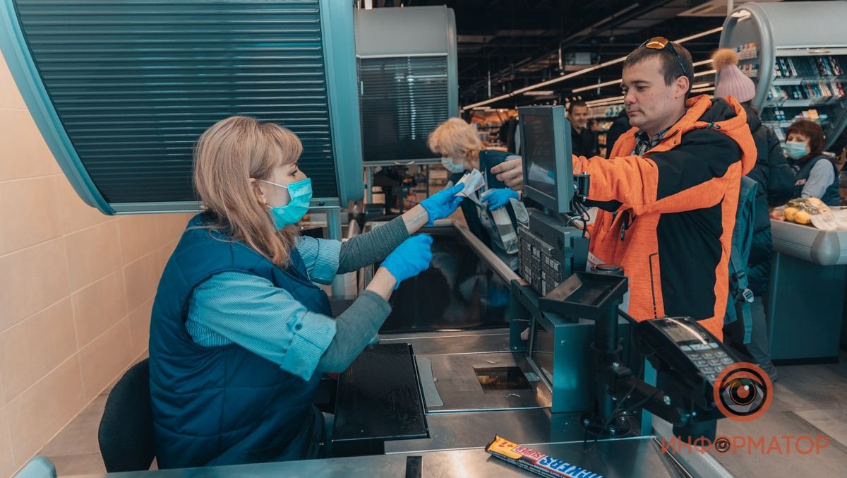 Компания «АТБ-Маркет» вводит ограничения: посетителей без масок в магазины сети не пустят