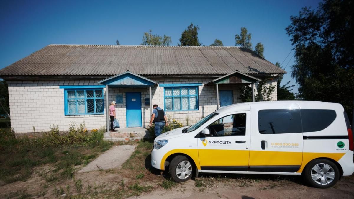 На время карантина "Укрпочта" доставляет на дом пенсии, лекарства и продукты