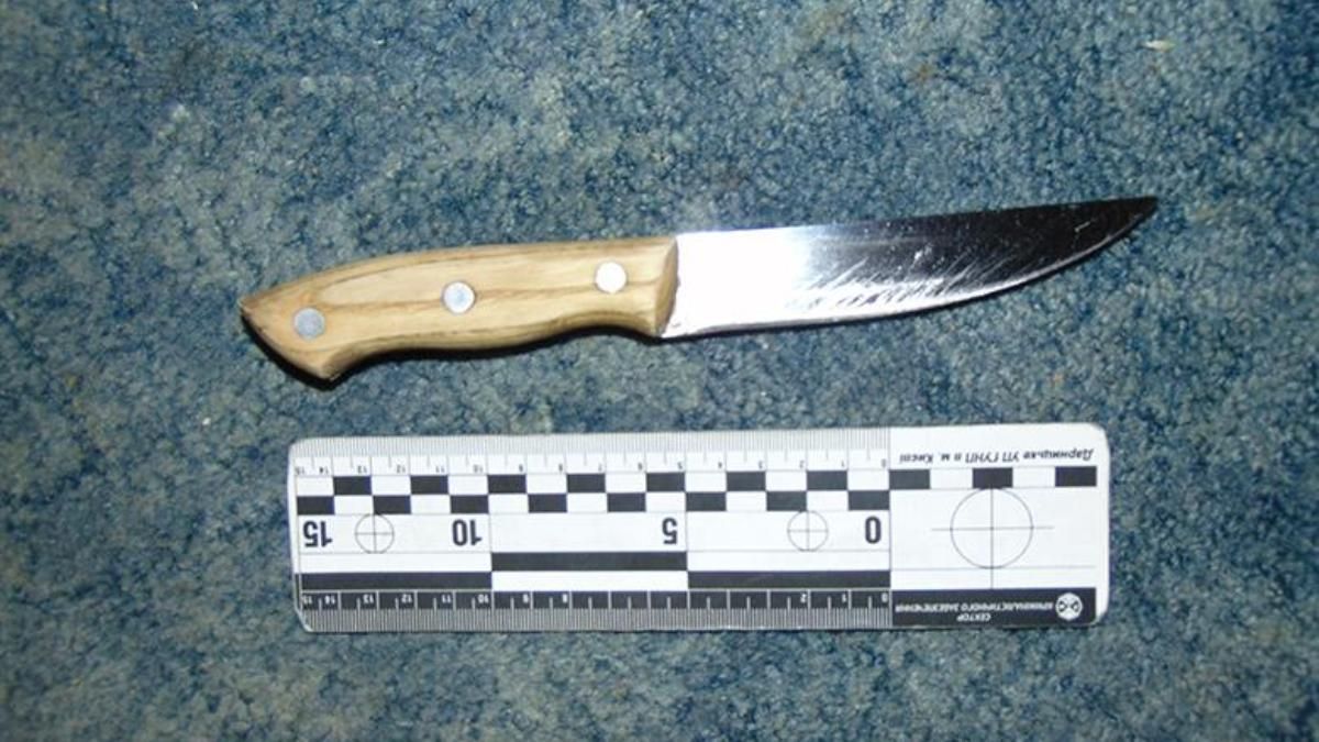 В Киеве муж приревновал свою жену и воткнул ей нож в грудь