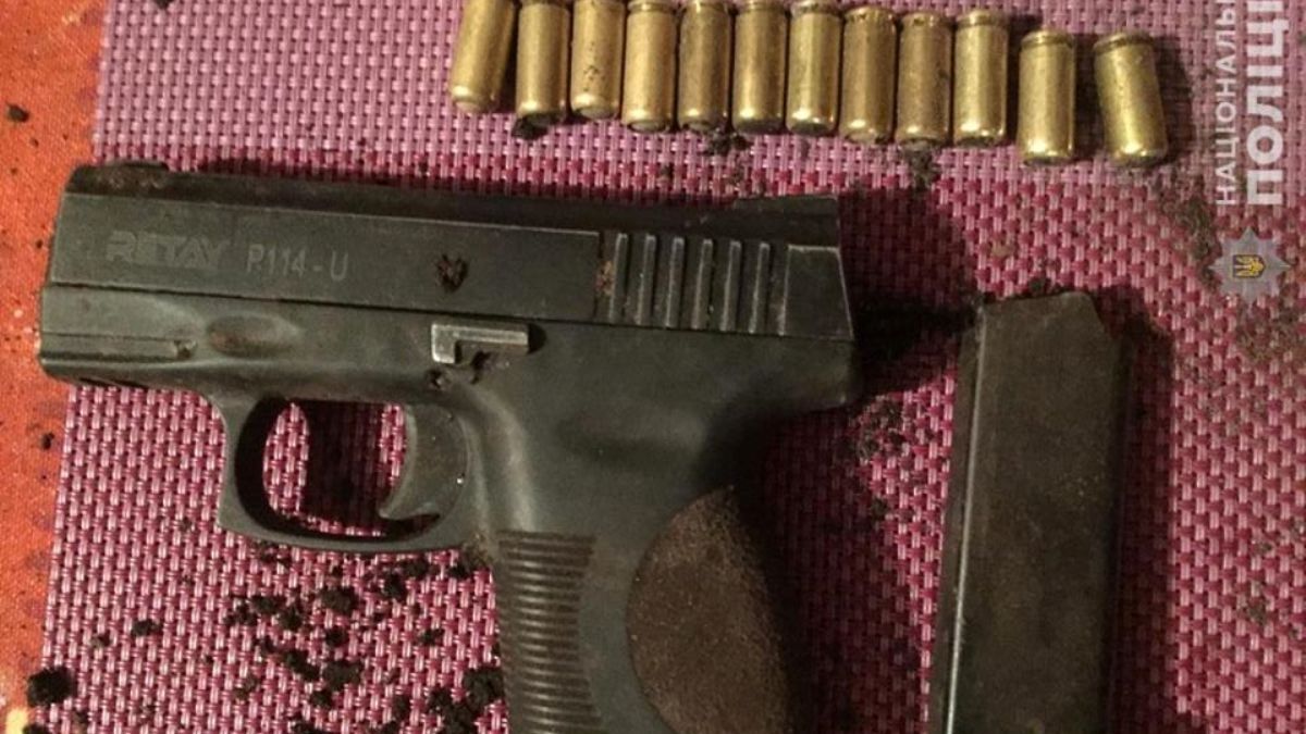 В Киеве мужчина стрелял из пистолета по прохожим