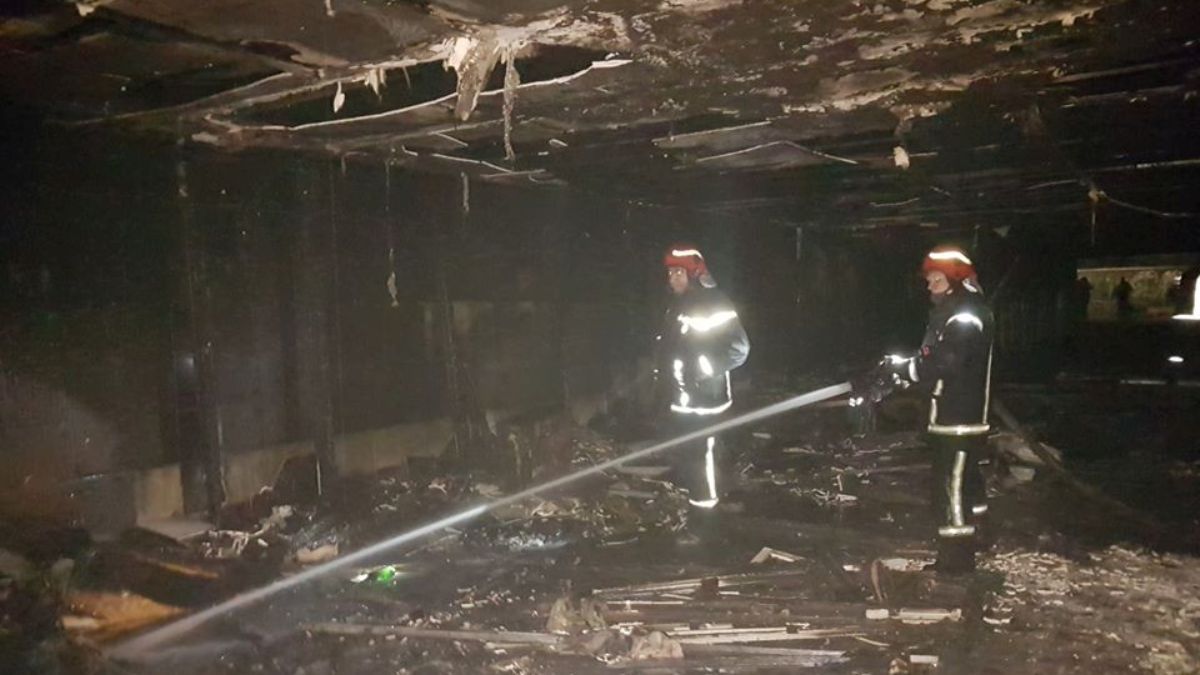 В Киеве возле Южного Вокзала сгорели торговые ряды в пешеходном переходе