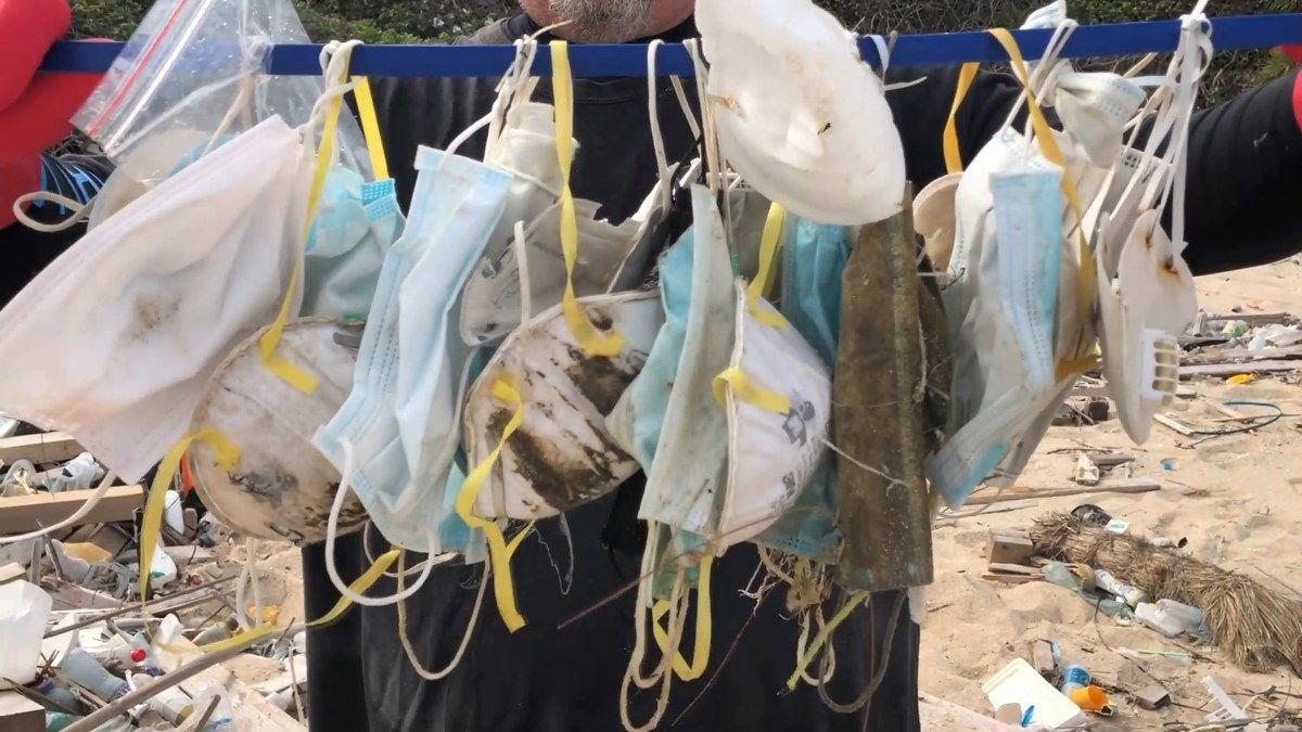 Почему нельзя выбрасывать использованные маски и перчатки в мусор