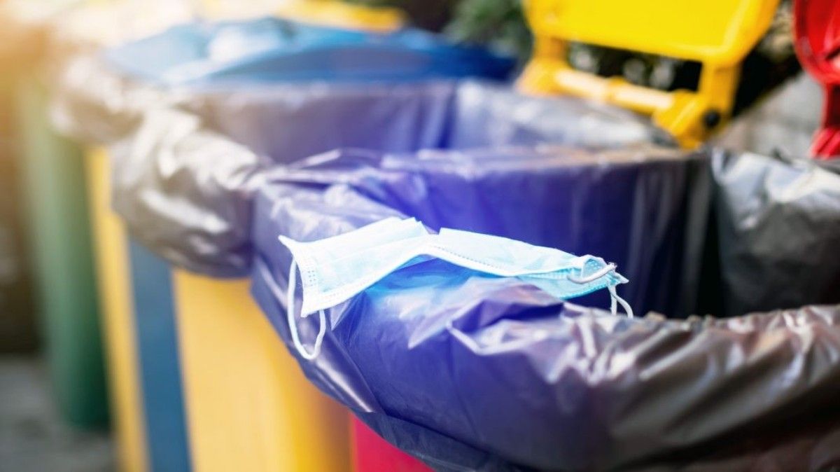 В Киеве показали контейнеры, в которые нужно выкидывать использованные маски и перчатки