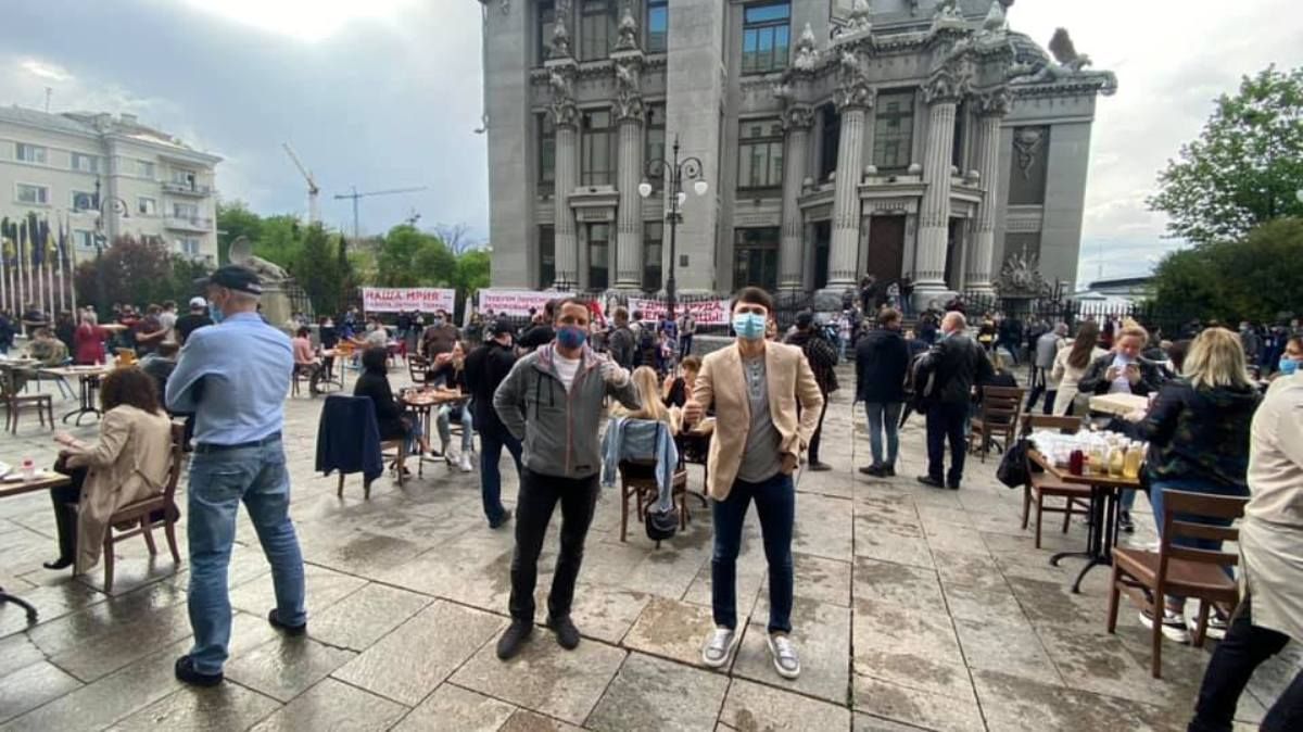 В Киеве под Офисом Президента рестораторы устроили пикник