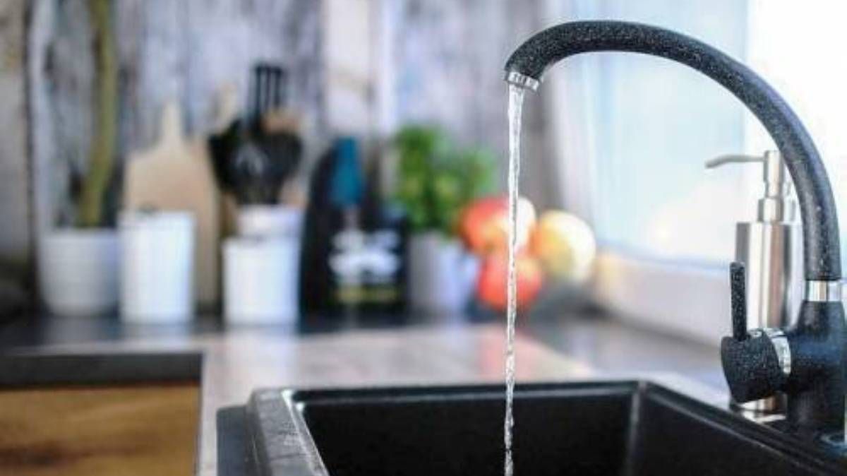 В шести районах Киева в кранах упало давление: где могут отключить холодную воду