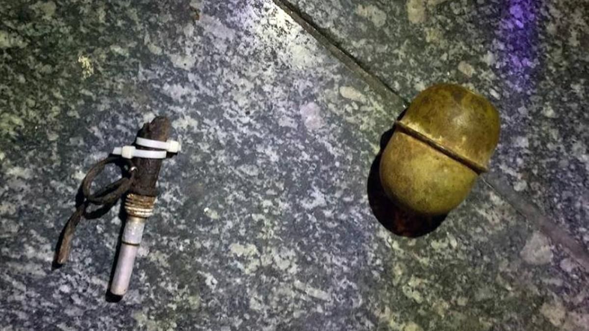 В Киеве мужчина из-за маски достал из кармана гранату и угрожал взорвать супермаркет